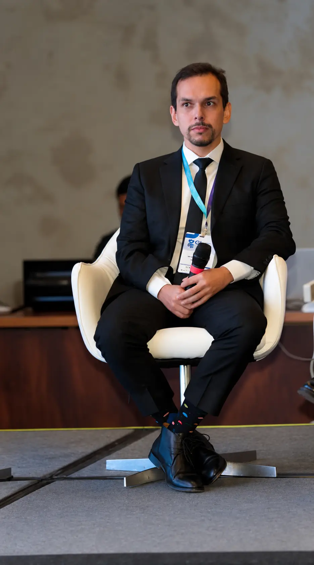 Dr. Mailson Lopes sentado durante entrevista