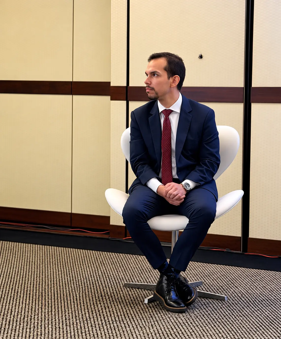 Dr. Mailson Lopes sentado em estúdio