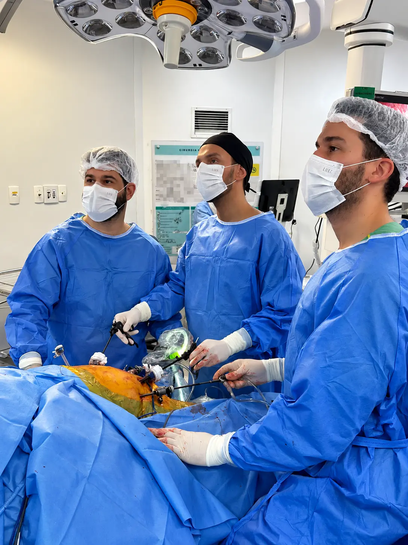 Dr. Mailson Lopes em cirurgia robótica no centro cirúrgico