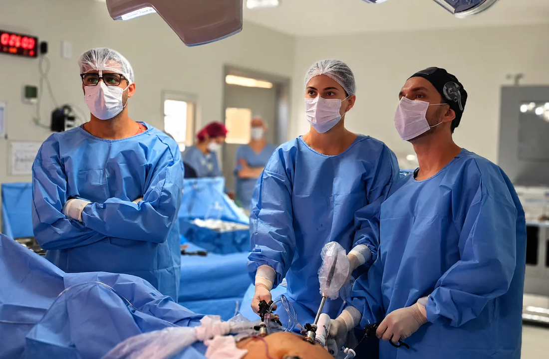 Dr. Mailson Lopes com a equipe no centro cirúrgico